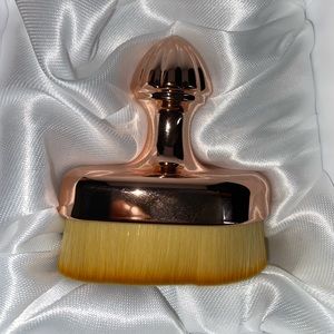 BRAND NEW Eloise mini teardrop brush